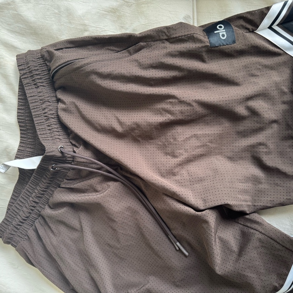 ALO Yoga Dark Brown Athletic Men's Shorts